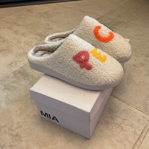 MIA Cozi Women’s Cream “Peace” Slippers, size 8